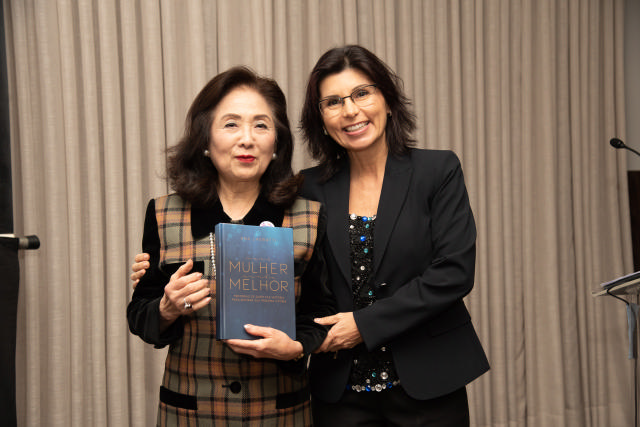 Chieko Aoki e a jornalista e escritora Ana Lavratti