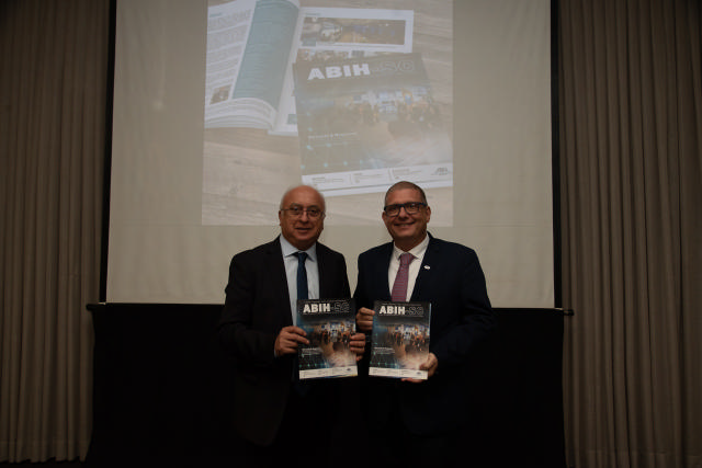 O lançamento da °5ª edição da Revista ABIH-SC tam´bem aconteceu durante o evento do dia do hoteleiro