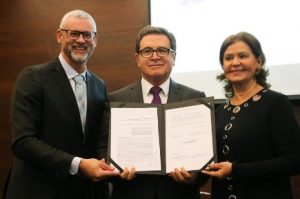 Presidente da Câmara Brasileira de Comércio e Turismo LGBT, Ricardo Gomes, ministro Vinicius Lummertz e presidente da Embratur, Teté Bezerra