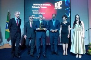 Secretário executivo do MTur, Alberto Alves, recebe o prêmio Destaque Nacional na categoria Turismo