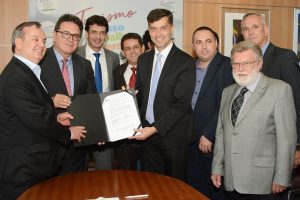 Ministros Vinicius Lummertz e Marcelo Álvaro Antônio com o prefeito de Gaspar (SC) após assinatura do contrato